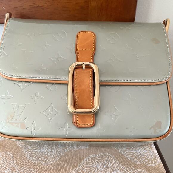 LOUIS VUITTON Never Used w/ Tag Monogram Vernis Christie GM in Silver Crossbody - Picture 2 of 15